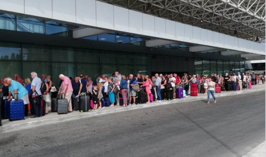 Χιλιάδες τουρίστες της Thomas Cook ξέμειναν σε Κέρκυρα, Ρόδο, Κω και Σκιάθο -  Τι φοβούνται οι ξενοδόχοι (Photos) - Media