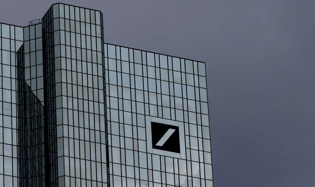 Στη «φάκα» της ΕΚΤ η Deutsche Bank, για περίεργες αγορές ομολόγων - Media