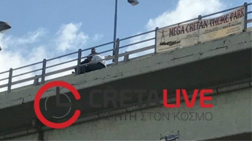 Η αγωνιώδης διάσωση νεαρής κοπέλας που απειλούσε ότι θα αυτοκτονήσει (Video) - Media