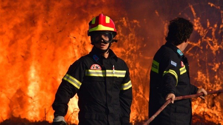 Ολονύχτια μάχη με τις φλόγες στο Λουτράκι - Εκκενώθηκαν Μονές και γηροκομείο στο Λουτράκι - Media