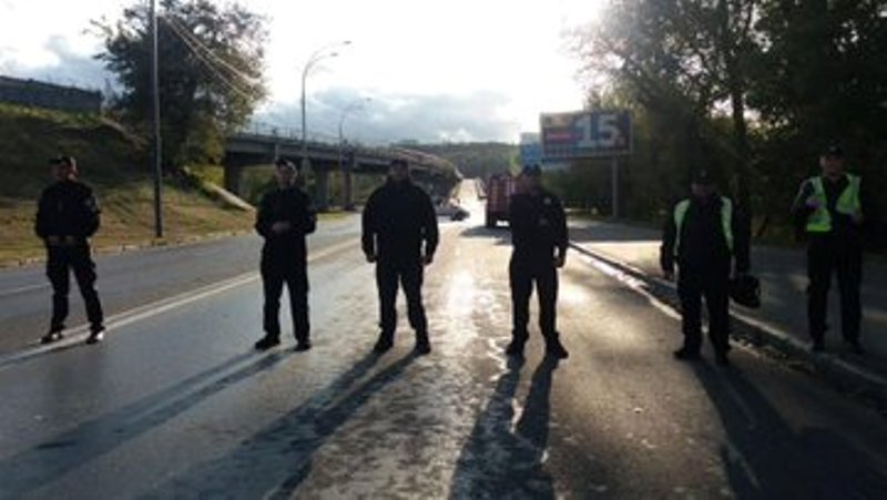 Ουκρανία: Συνελήφθη ο ένοπλος που απειλούσε να ανατινάξει γέφυρα – Πυροβόλησε αστυνομικούς (Photos-Videos) - Media