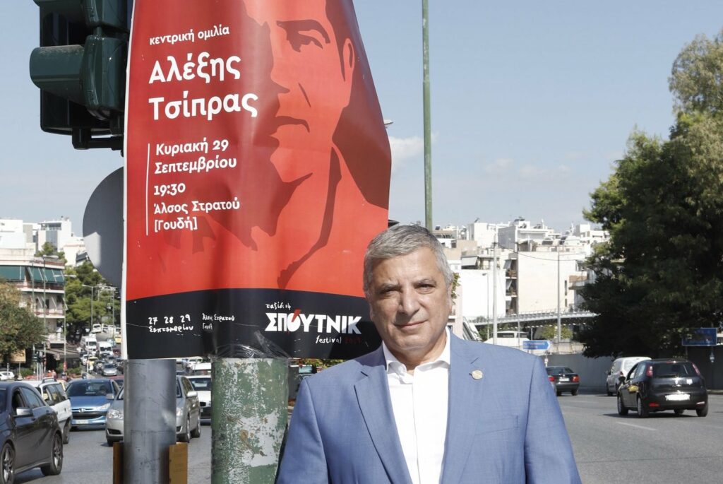Ο Πατούλης φωτογραφίζεται κάτω από αφίσα του Τσίπρα - «Δώστε εντολή να σταματήσει η αφισορύπανση» (Photo) - Media