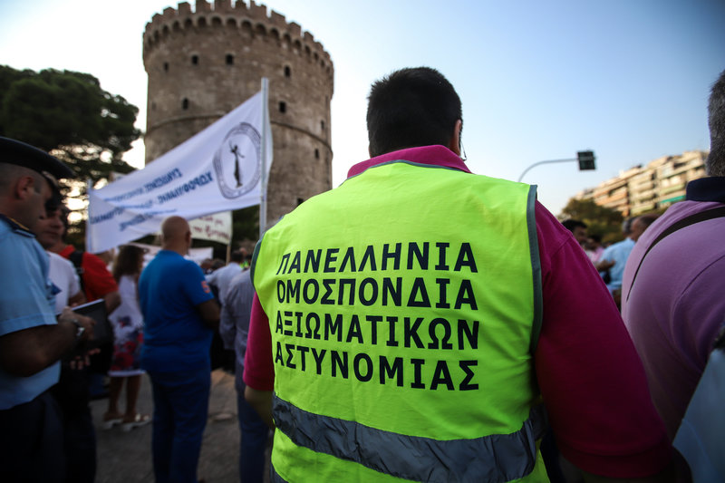 Με πυρσούς και κόρνες το συλλαλητήριο ενστόλων στη Θεσσαλονίκη  - Media