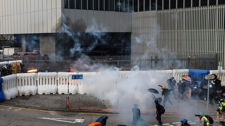 Χονγκ Κονγκ: Αντλία νερού πήρε φωτιά από μολότοφ - Νέα επεισόδια   - Media