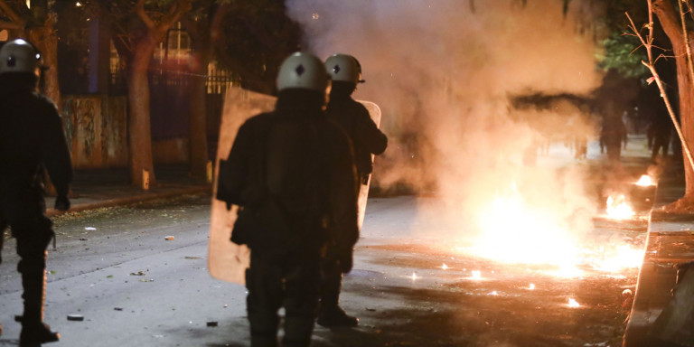 Επίθεση 40 ατόμων στο αστυνομικό τμήμα Ζωγράφου  - Media