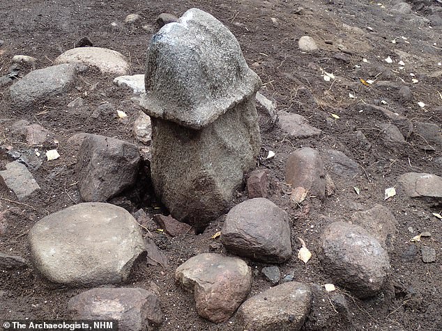 Αρχαιολόγοι ανακάλυψαν ένα χοντρό πέτρινο φαλλό που τον χρησιμοποιούσαν για θυσίες πριν 3.000 χρόνια (Photos) - Media