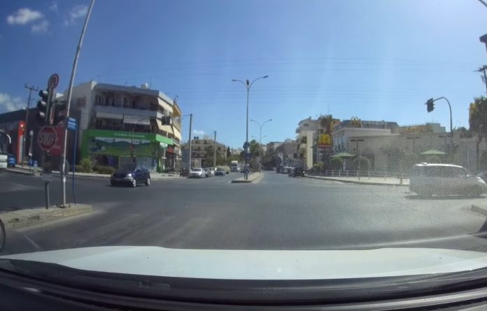 «Θα σε σφαλιαρώσω» – Θρασύς οδηγός στην Κρήτη περνάει με κόκκινο και… ζητάει και τα ρέστα (Video) - Media