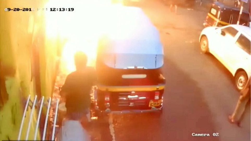 Νεαρός πάτησε γυμνό καλώδιο στο δρόμο και πήρε φωτιά  (Video) - Media