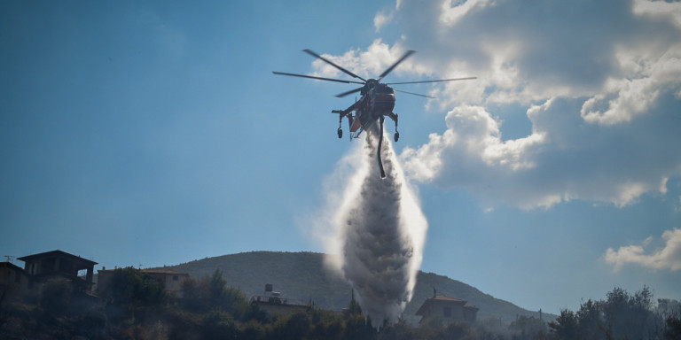 Φωτιά στην Κεφαλονιά -Συνεχίζεται η μάχη με τις φλόγες στο Λουτράκι - Media