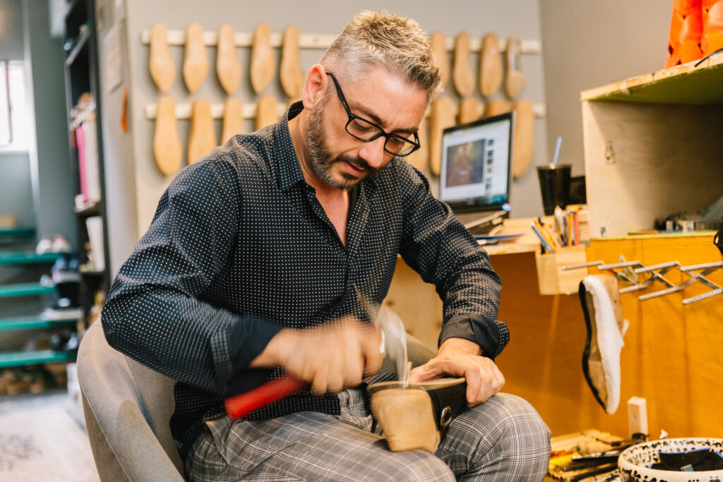 Νικόλαος Γερμανός: Ο γλύπτης-σχεδιαστής παπουτσιών της Καλλιδρομίου - Media