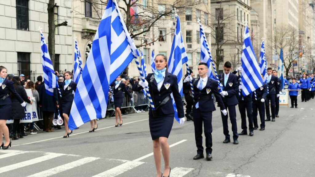 Φίλης για σημαιοφόρους στα σχολεία: Η σημαία είναι σύμβολο όλων, όχι μόνο των «αρίστων» - Media