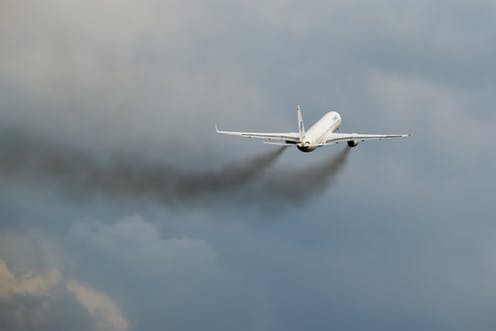 Χιλιάδες άνθρωποι παράγουν σε έναν χρόνο λιγότερο CO2 από ότι μια πτήση από την Αθήνα στο Βερολίνο - Υπολογίστε online - Media