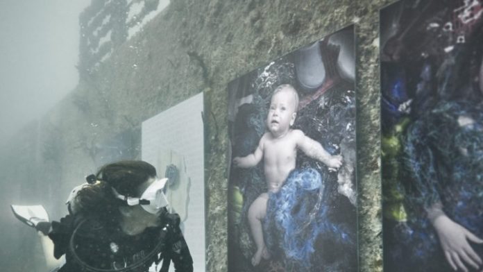 Υποβρύχια έκθεση φωτογραφιών: Άνθρωποι πνίγονται σε θάλασσα από πλαστικό - Media