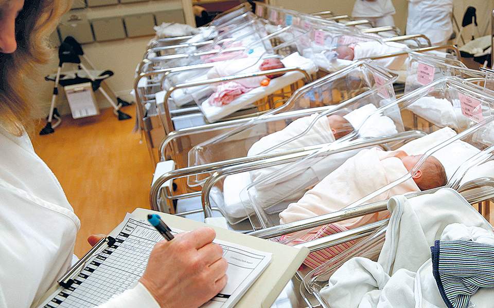 Παράνομες υιοθεσίες με ένα απλό τηλεφώνημα - Πώς δρούσε το κύκλωμα - Media