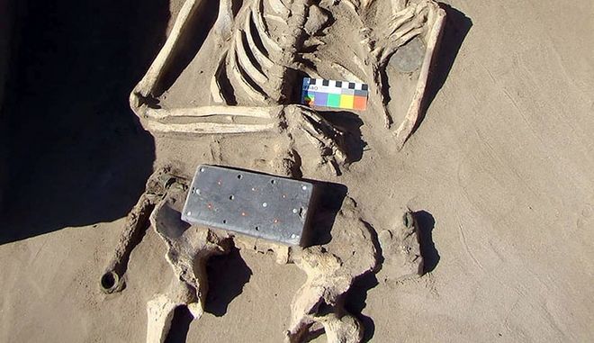 Αρχαιολόγος υποστηρίζει ότι βρήκε «iPhone» ηλικίας… 2.137 ετών  (Photos/Video) - Media