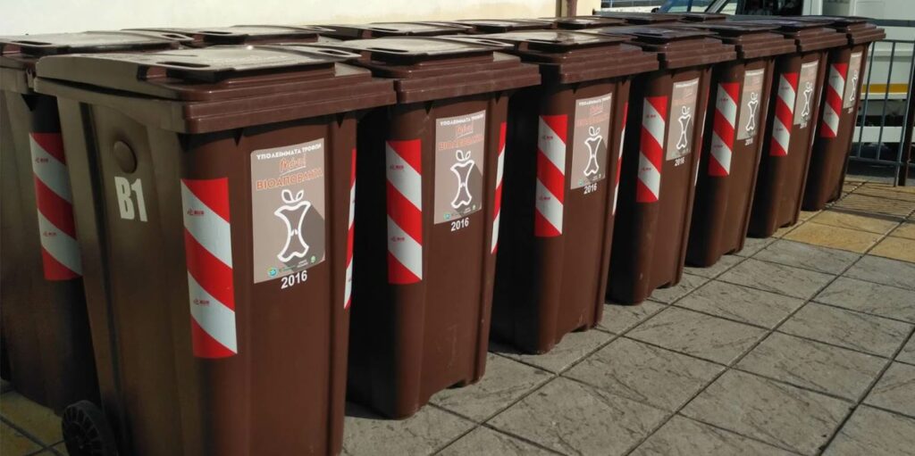 Ο Πατούλης σχεδιάζει να γεμίσει την Αττική με μπλε και καφέ κάδους - Η «μάχη των βιοαπόβλητων»  - Media