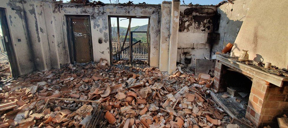 Τραγικές εικόνες από τη Ζάκυνθο: Καμένα σπίτια άφησε η μεγάλη πυρκαγιά στο «διάβα» της (Photos-Video) - Media