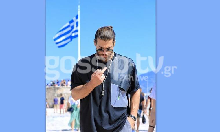 Σάλος με άσεμνη χειρονομία του Τούρκου ηθοποιού Τζαν Γιαμάν με φόντο την ελληνική σημαία (Photos) - Media