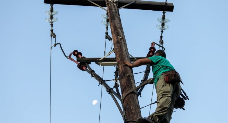 Επιχείρησε να αφαιρέσει ηλεκτρικά καλώδια - Κεραυνοβολήθηκε από το ρεύμα - Media