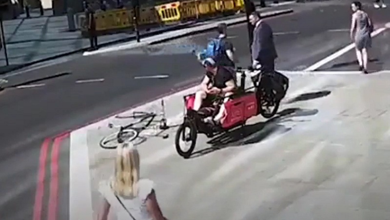 Ποδηλάτης πήγε να πατήσει πεζό που πέρασε με κόκκινο και στη συνέχεια του έριξε μια κουτουλιά και τον ξάπλωσε κάτω (Video) - Media