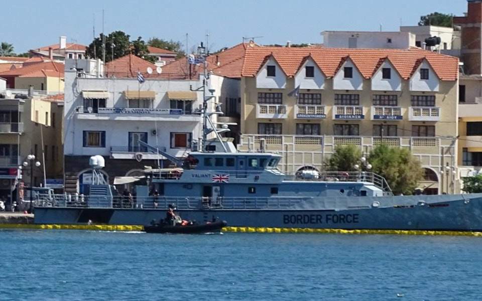 Διαρροή λαδιών στο λιμάνι της Μυτιλήνης από πλοίο της Frontex (Photos) - Media
