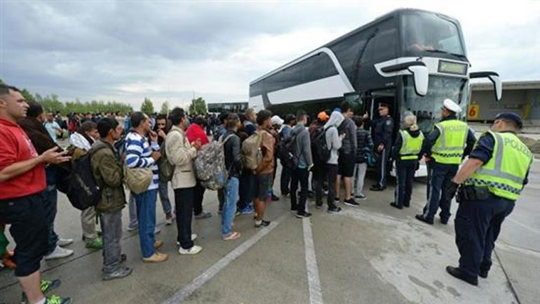 Τα πρώτα λεωφορεία με πρόσφυγες και μετανάστες έφθασαν στη δομή φιλοξενίας Νέας Καβάλας Κιλκίς - Media