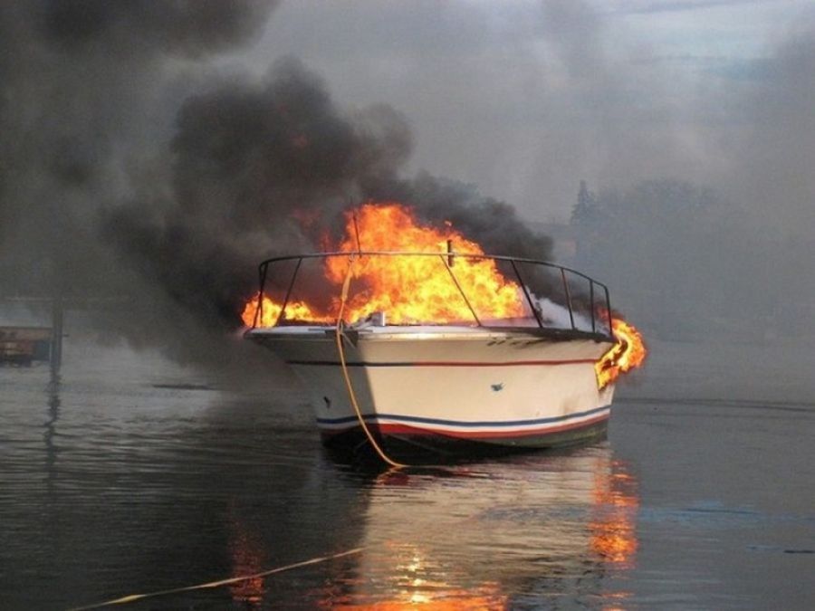Πυρκαγιά σε θαλαμηγό με 6 επιβαίνοντες στο Παλιούρι Χαλκιδικής – Συνελήφθη ο κυβερνήτης - Media