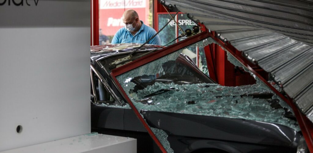 Νέα απόπειρα ληστείας με «εισβολή» αυτοκινήτου στη Νέα Σμύρνη - Media