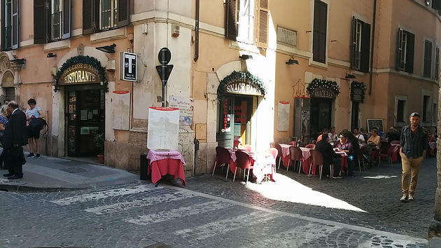 Ρώμη: Ιστορικό καφέ εξαπάτησε τουρίστες χρεώνοντάς τους tip 80 ευρώ! (Photos) - Media