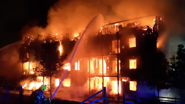 Λονδίνο: Έκρηξη σε διαμέρισμα – Πήρε φωτιά όλο το κτίριο - Media