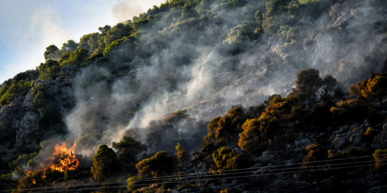 Λουτράκι: Συνεχίζεται η μάχη με τις φλόγες -Πολύ υψηλός κίνδυνος φωτιάς σε 6 περιφέρειες σήμερα - Media