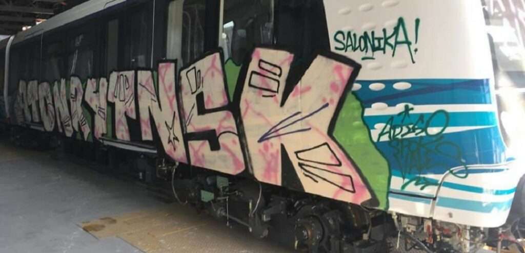 Μετρό Θεσσαλονίκης: Έβαψαν με γκράφιτι και το δεύτερο συρμό (Photos) - Media