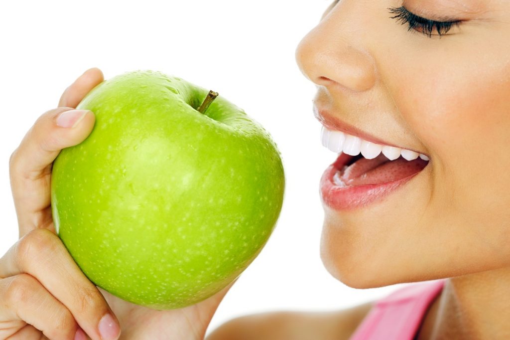 Να γιατί τόσα χρόνια τρώμε τα μήλα με λάθος τρόπο - Media