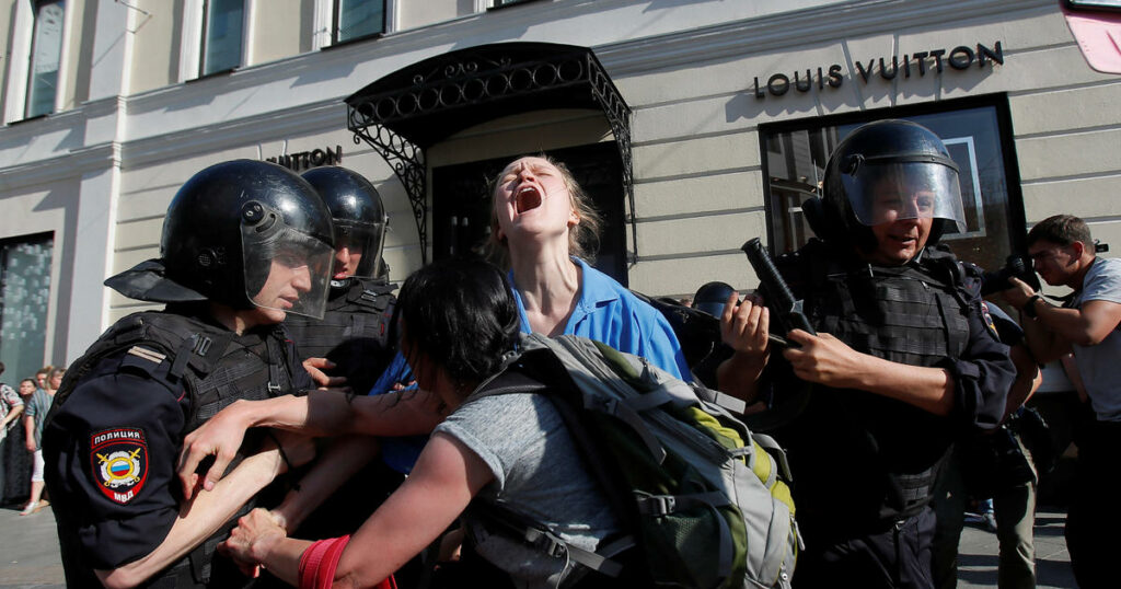 Ποινές σε διαδηλωτές: Τρία χρόνια φυλάκιση γιατί χτύπησε το κράνος αστυνομικού και 3,5 σε διαδηλωτή που πέταξε κάδο με σκουπίδια σε αστυνομικό - Media