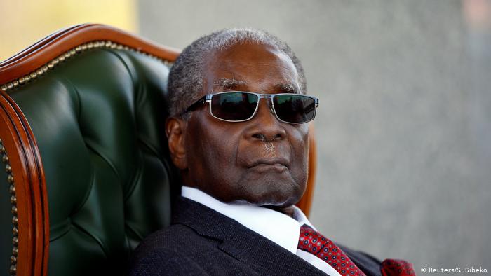 Μουγκάμπε: Από λαϊκός ήρωας, δικτάτορας - Media