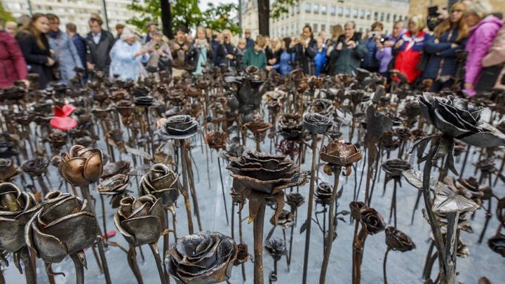 Ατσάλινα τριαντάφυλλα: Το μνημείο για τα θύματα της σφαγής που διέπραξε ο ακροδεξιός Μπράιβικ στο Όσλο το 2011 - Media