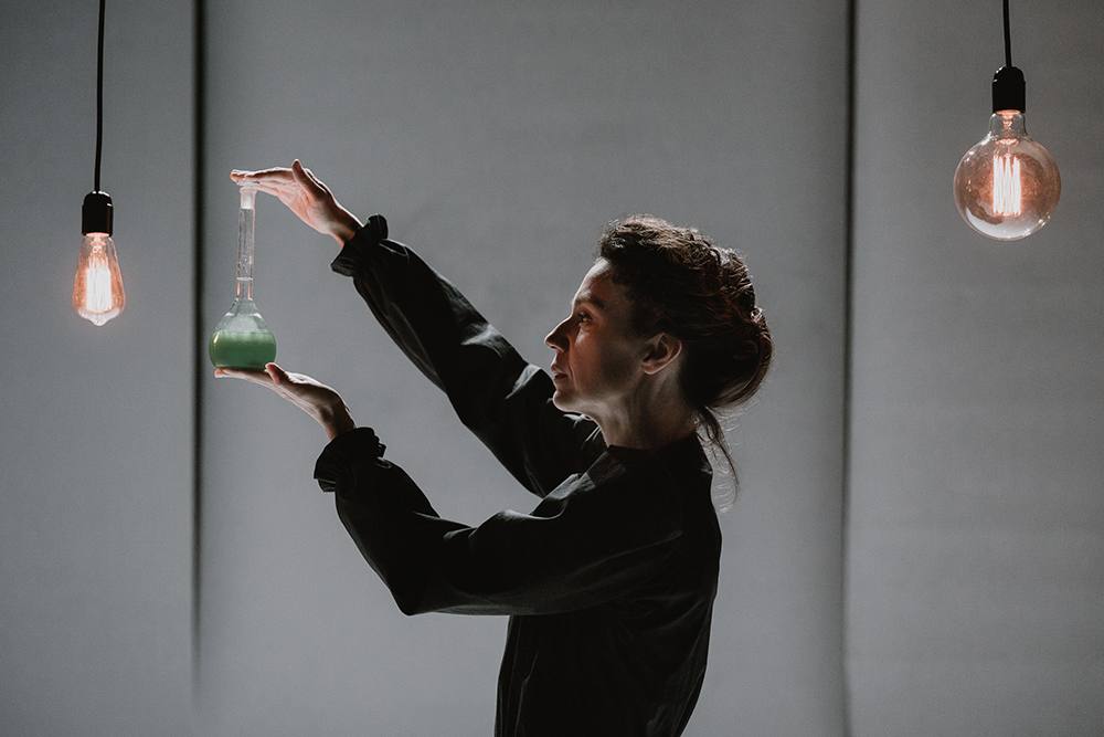 Θέατρο Σταθμός: Η Απολογία της Μαρί Κιουρί της Ευσταθίας - Σε σκηνοθεσία  Κίρκης Καραλή - Media