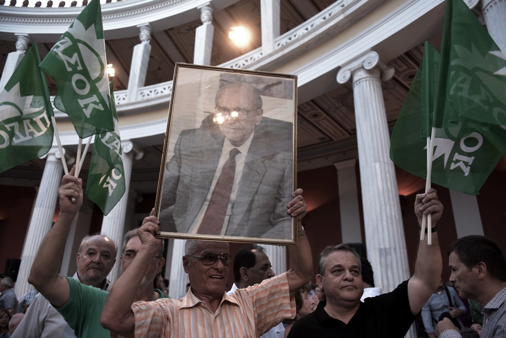 Πώς δημιουργήθηκε η «Ώρα ΠΑΣΟΚ» - Η απίστευτη στιχομυθία Παπανδρέου - Τσοχατζόπουλου  - Media