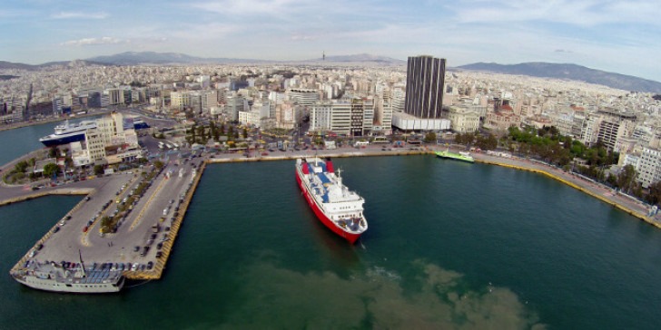 Εξω από λιμάνι του Πειραιά παραμένει το πλοίο «Ελευθέριος Βενιζέλος» με τα 20 κρούσματα κορωνοϊού - Media