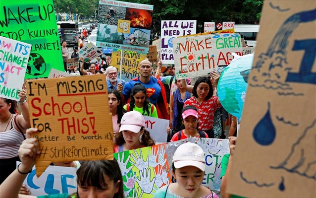 Εκατομμύρια μαθητές σε όλον τον κόσμο κλείνουν τα βιβλία και διαδηλώνουν για την κλιματική αλλαγή (Photos) - Media