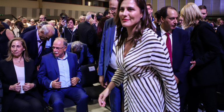 Τα πηγαδάκια και τα παρασκήνια  στην ομιλία Τσίπρα -Χαμογελαστή Περιστέρα Μπαζιάνα στα ριγέ (Photos) - Media