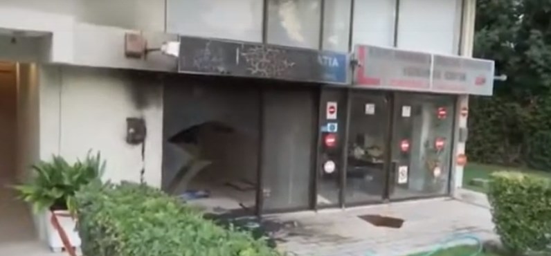 Επίθεση με γκαζάκια σε γραφεία της Νέας Δημοκρατίας στην Πεύκη (Video) - Media
