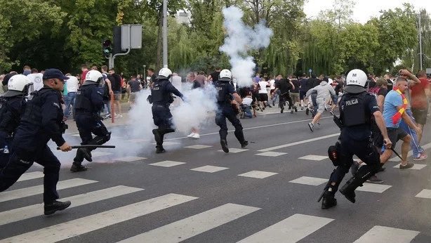 Άγριο ξύλο στην Πολωνία: Ακροδεξιοί επιχείρησαν να εμποδίσουν το Pride - Συμπλοκές με την αστυνομία (Video) - Media