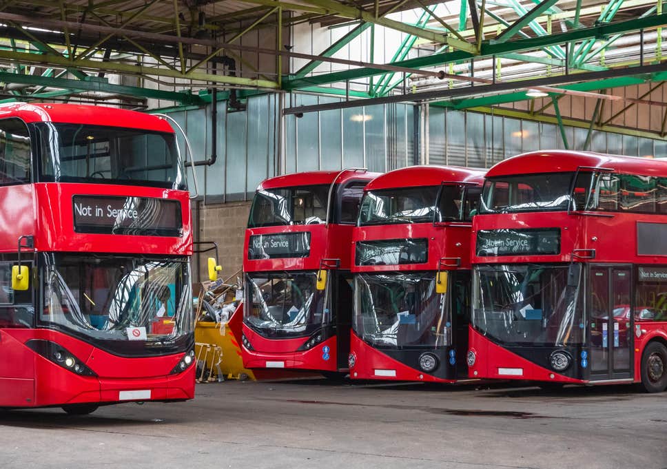 Ανθρωποκυνηγητό για τον άνδρα που αφόδευσε μέσα σε λεωφορείο γεμάτο κόσμο (Photos) - Media