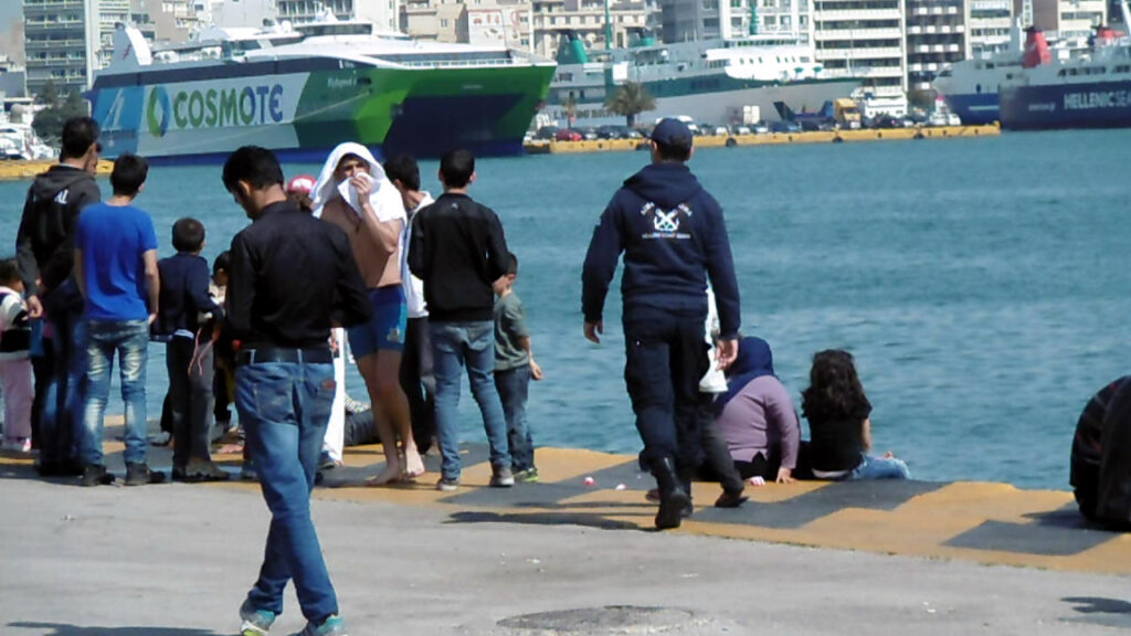 Στο λιμάνι του Πειραιά 43 πρόσφυγες από Μυτιλήνη και Χίο - Media