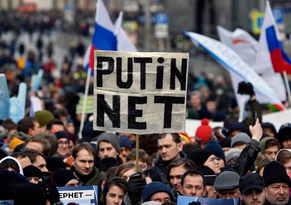 Στους δρόμους χιλιάδες διαδηλωτές στη Μόσχα, για την πολιτική του Πούτιν  - Media