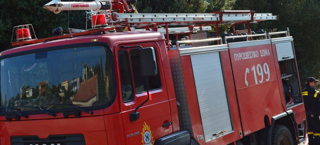 Πυροσβεστικό όχημα «έσκασε» σε πλατεία της Εύβοιας σέρνοντας τον... Άγιο Βασίλη! (Photos) - Media