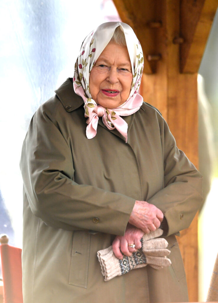 Τουρίστες πέρασαν την Ελισάβετ για μια καλοσυνάτη ανώνυμη γριούλα - Την ρώτησαν εάν έχει δει ποτέ τη… βασίλισσα της Αγγλίας   - Media