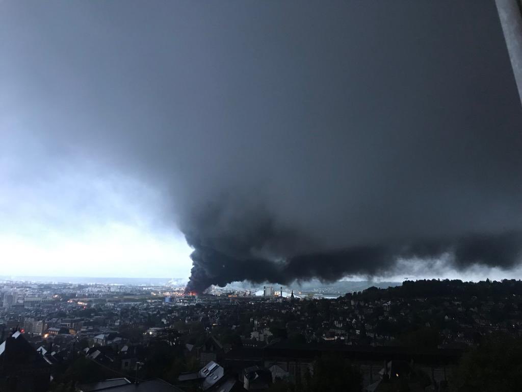 Μεγάλη πυρκαγιά σε χημικό εργοστάσιο της Γαλλίας - Εκκένωση κτιρίων σε ακτίνα 500μ. (Videos) - Media