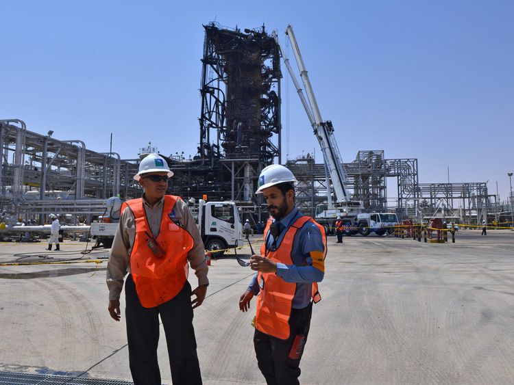 Σ. Αραβία: Μέσα στις κατεστραμμένες εγκαταστάσεις της Aramco - Λιωμένοι σωλήνες, γκρεμισμένοι πυλώνες (Photos) - Media